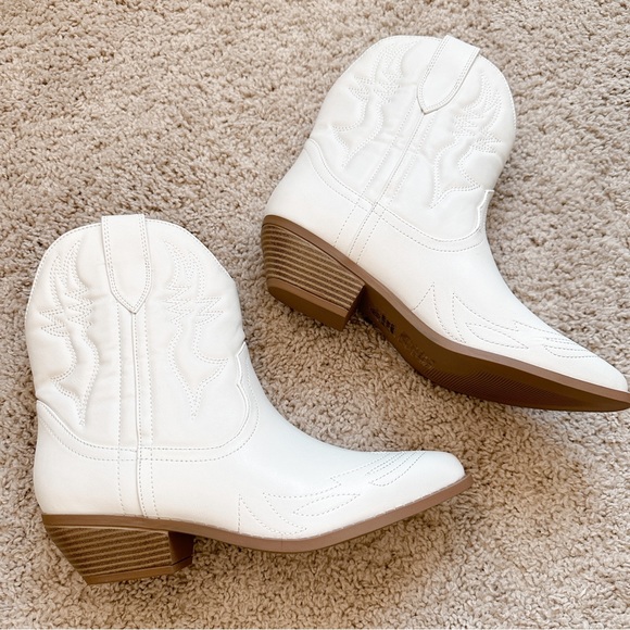 NWOT White Ankle Cowgirl Boots Pointed Toe Size 11 - Picture 3 of 6